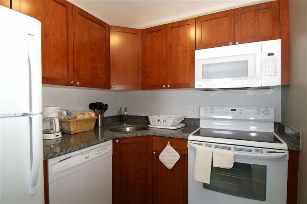 Crescent Suites Hotel 7/57