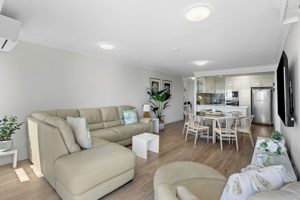 ULTIQA Burleigh Mediterranean Resort 45/65