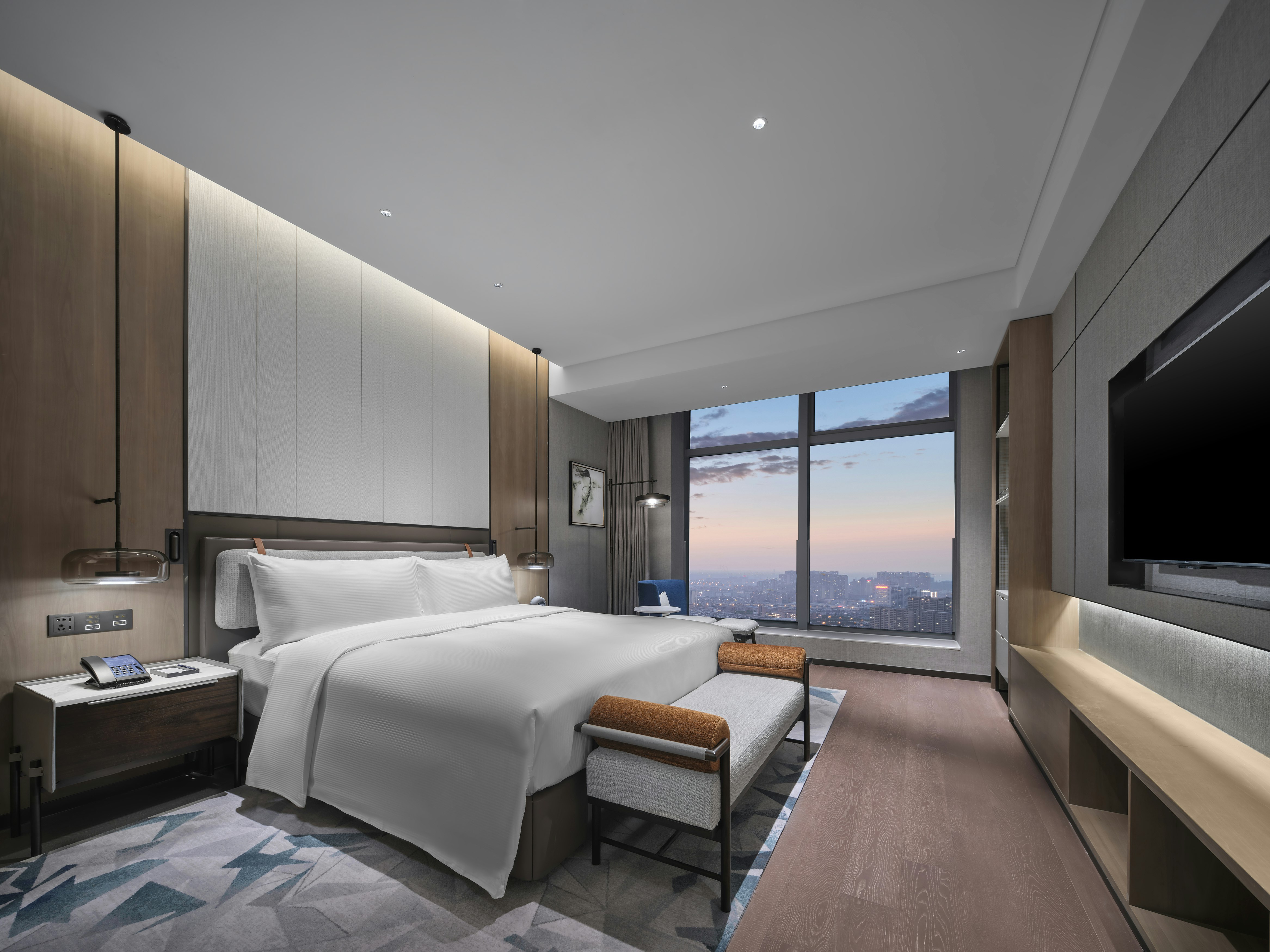 DELUXE, SUITE, KING BED
