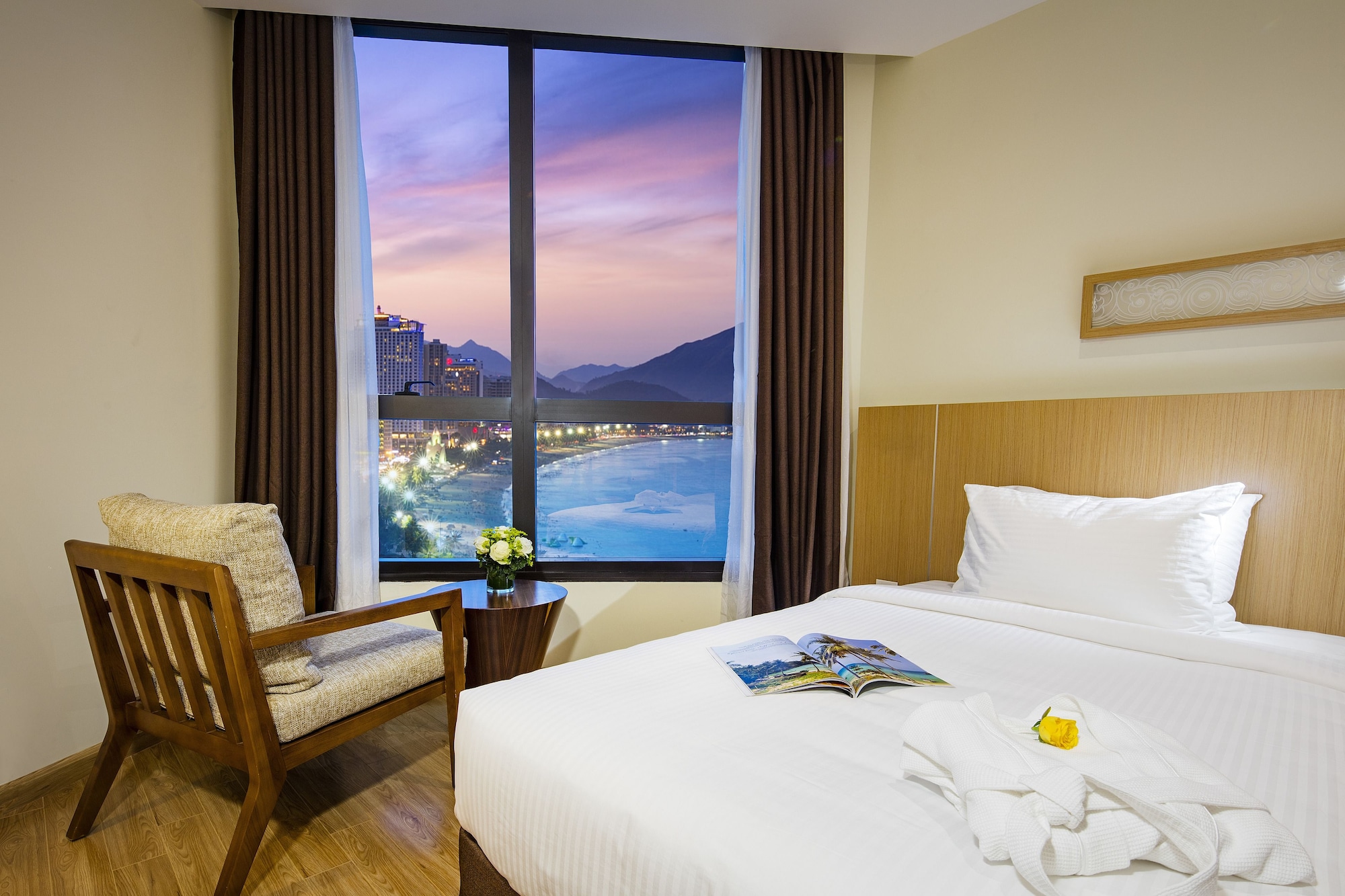 DELUXE, KING BED, PARTIAL SEA VIEW