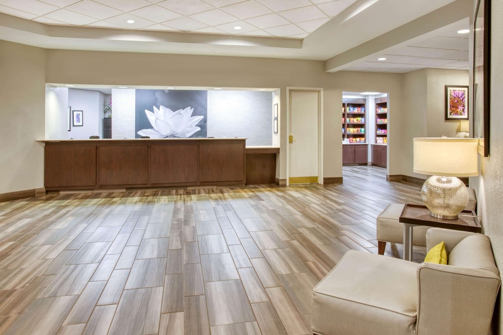 Lobby at La Quinta Inn & Suites by Wyndham Minneapolis Bloomington W, BLOOMINGTON - MN