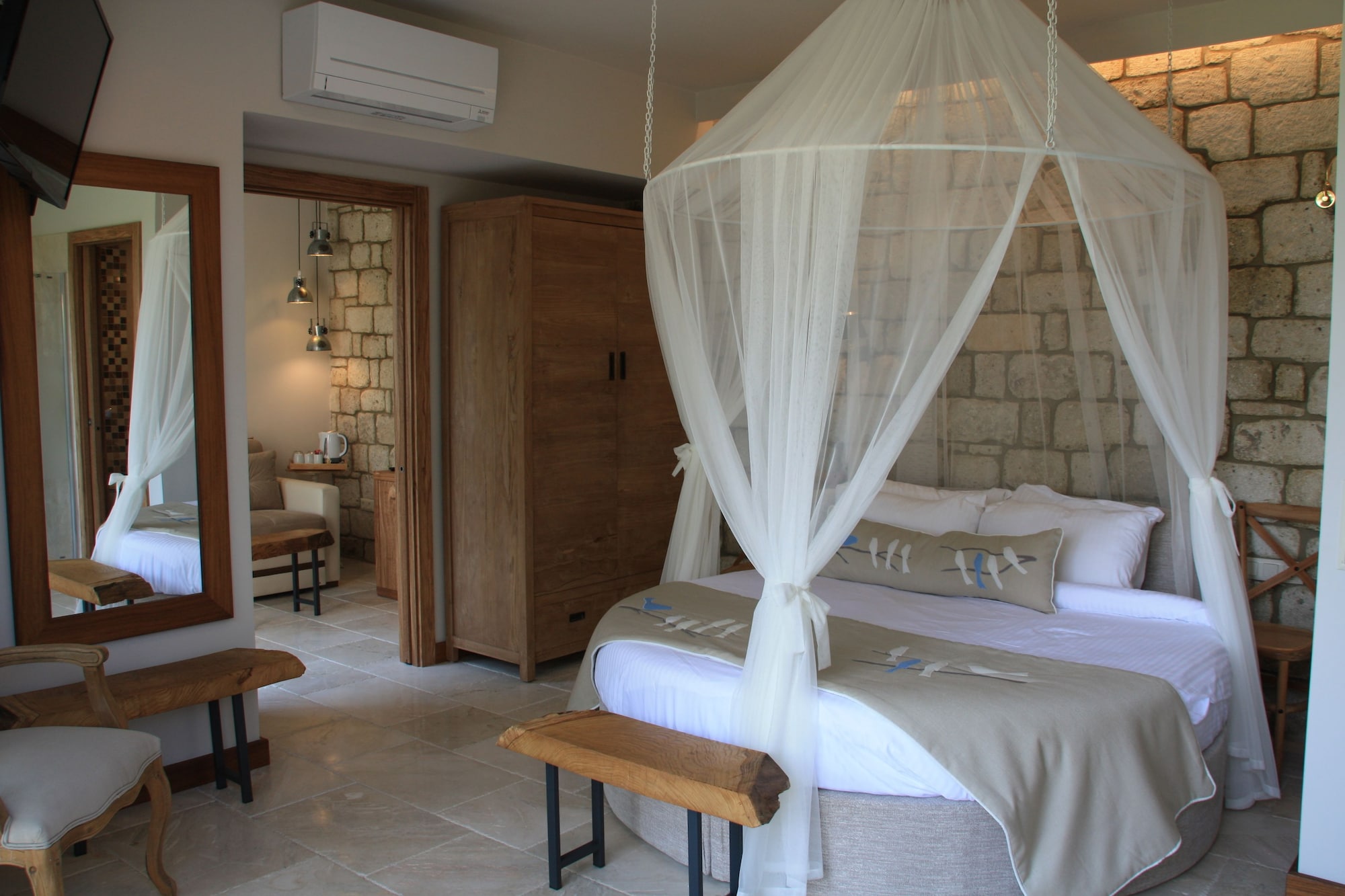 GARDEN, SUITE, HOT TUB