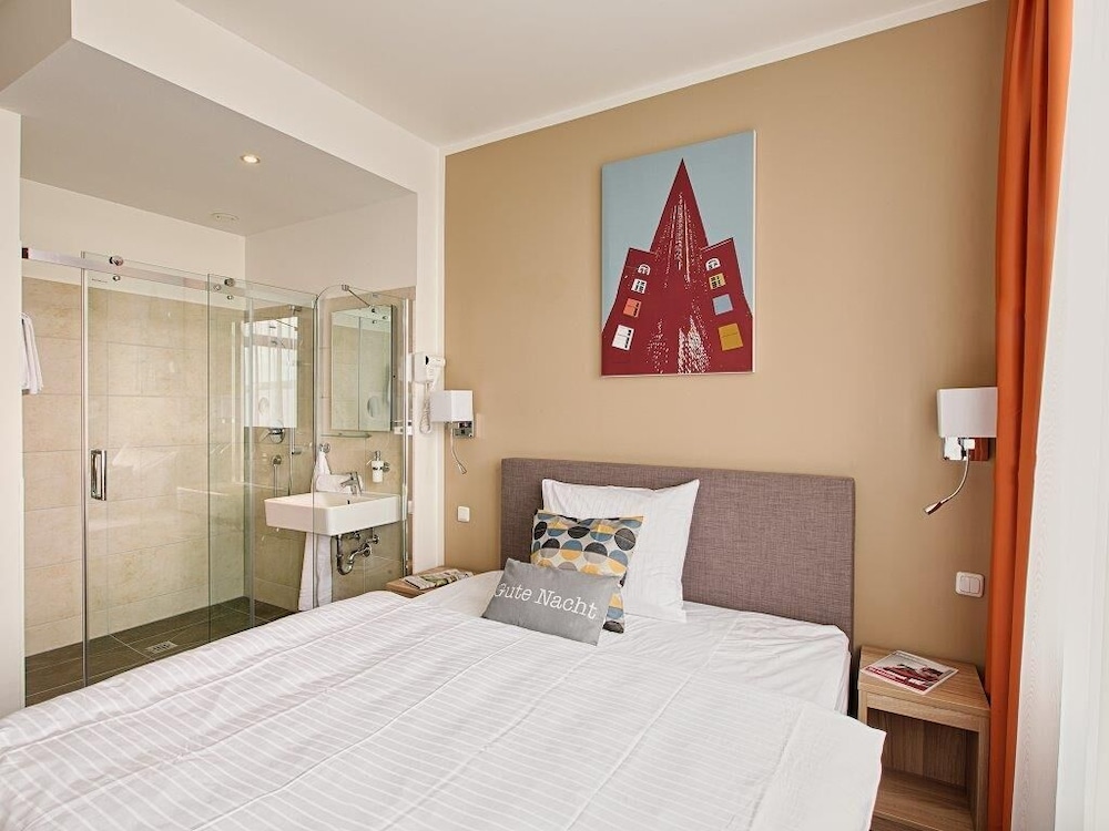 URBAN, BUDGET, QUEEN BED