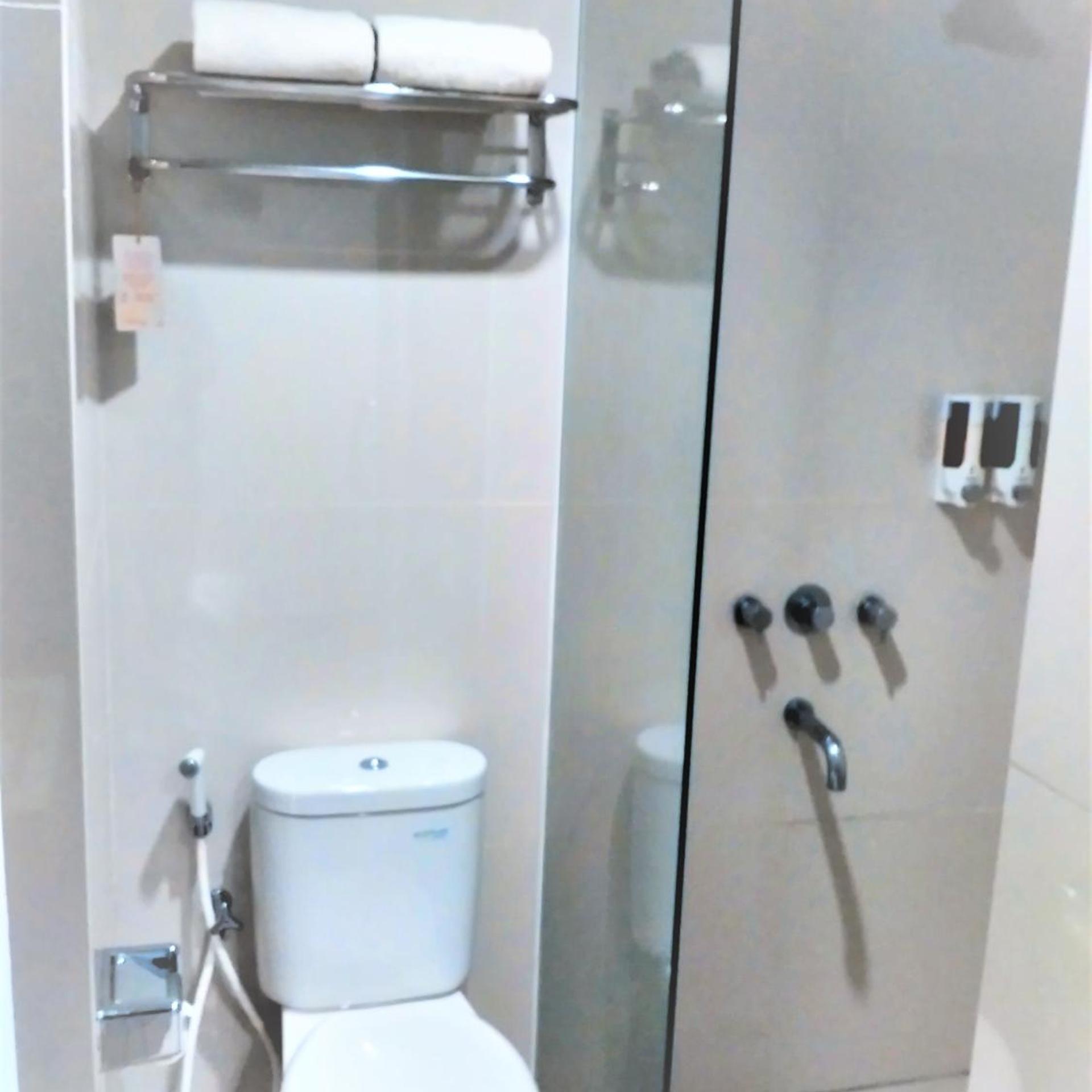 Lynn Hotel Serang 39/43