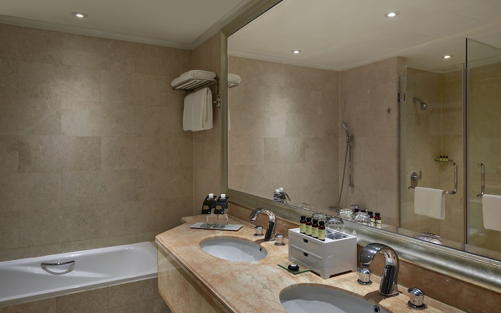 Pullman Kuala Lumpur City Centre Hotel and Residences 75/75
