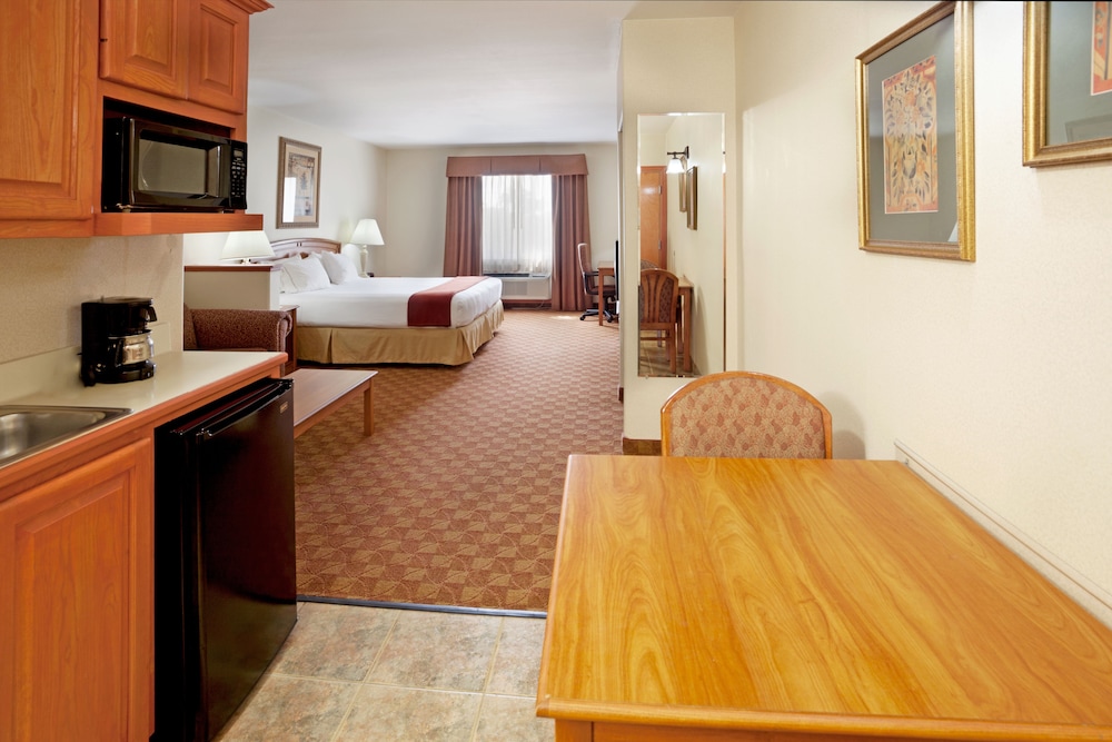 Suite, King Bed, Jetted Tub
