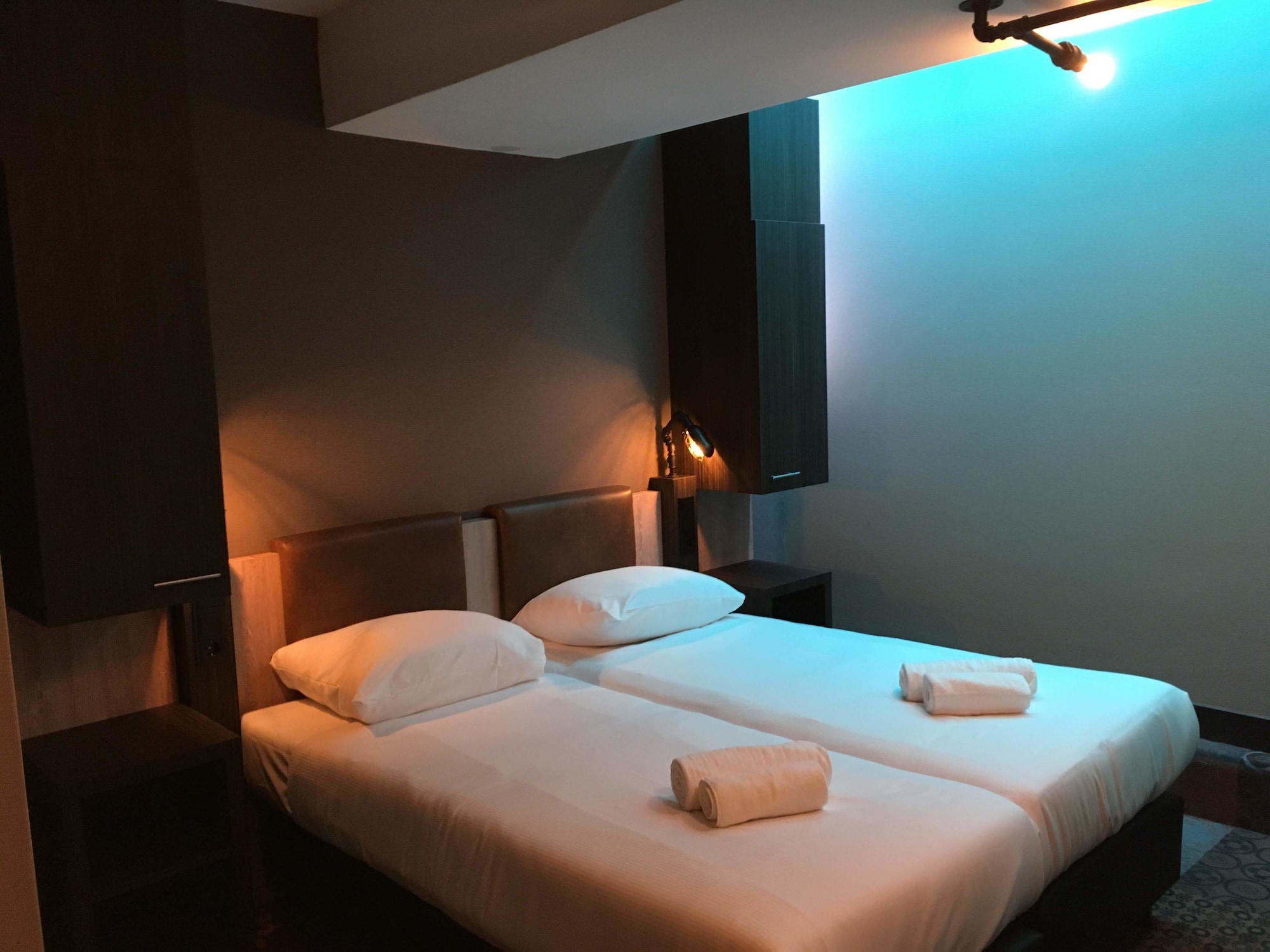 SEMI BASEMENT, TWIN BEDS
