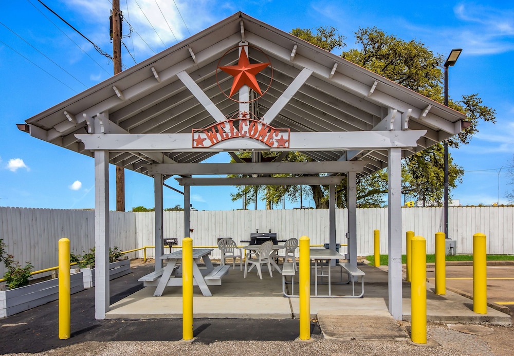 Americas Best Value Inn Columbus, TX 36/41