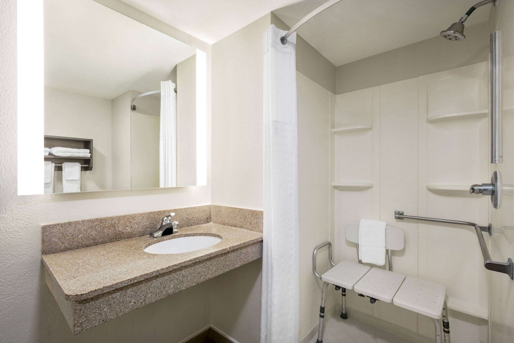 Renovated, Standard, 2 Queen Beds، Ramada by Wyndham Allentown/Bethlehem 4/4