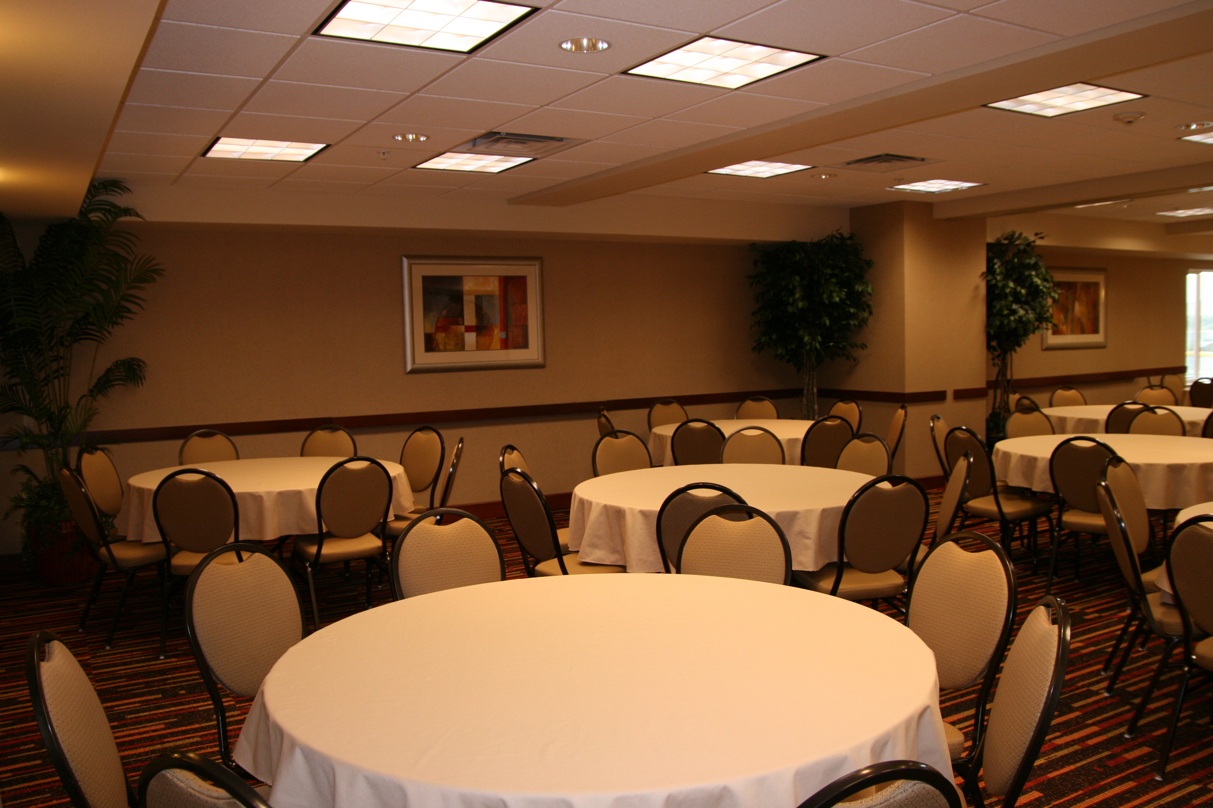 Holiday Inn Express Hotel and Suites Chehalis-Centralia 50/67