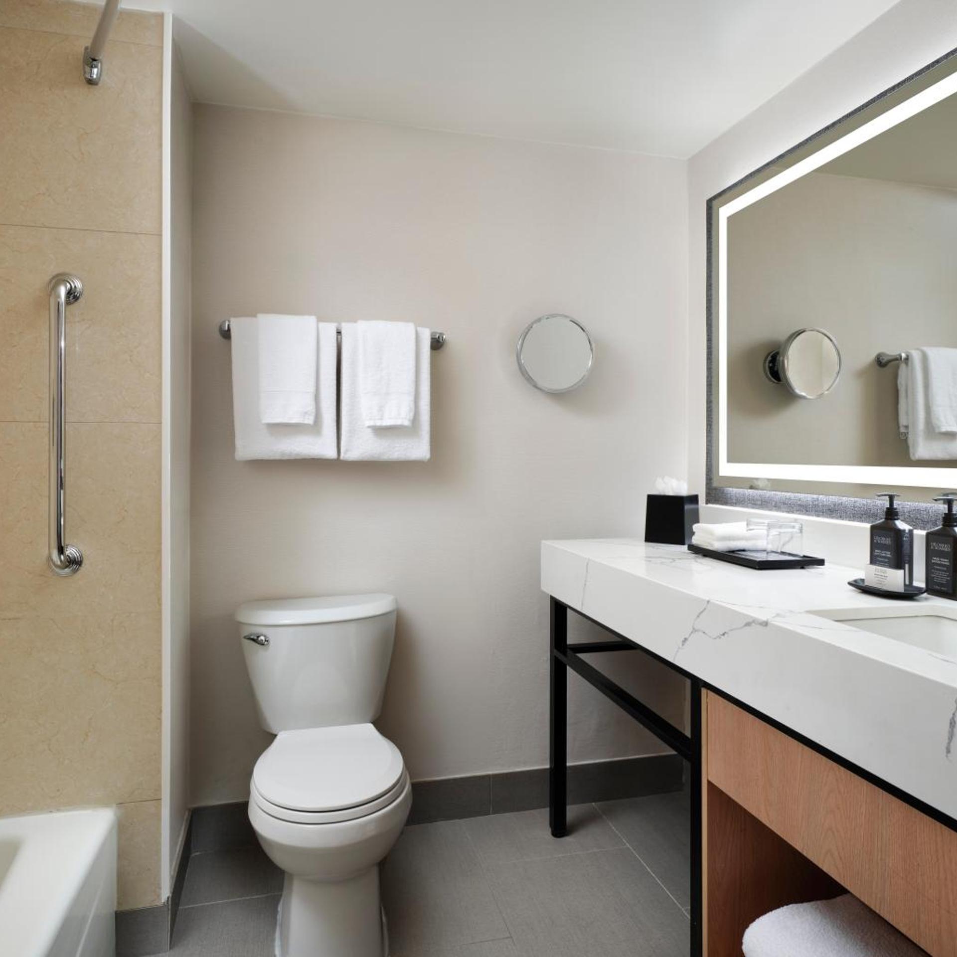 غرفة بسرير كينج، Sheraton Ontario Airport Hotel 4/19