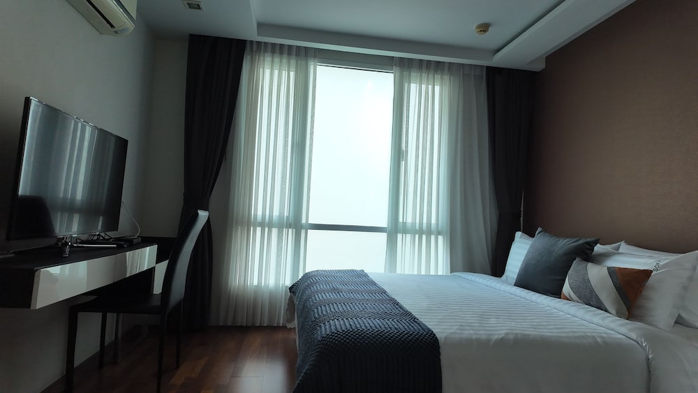 1 BEDROOM, SUITE