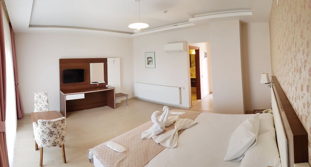 Tralles Hotel 8/15