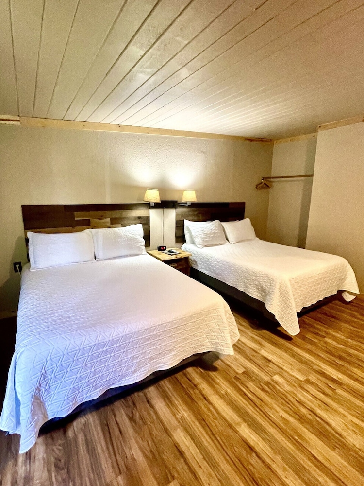 Carriage House Inn 10/36