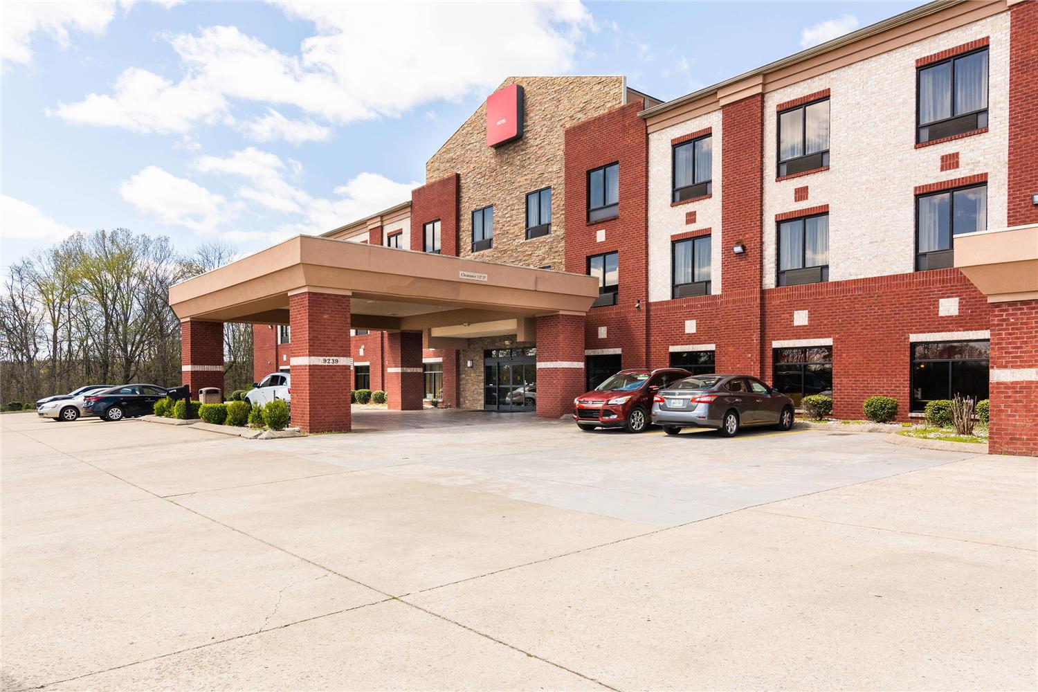 Portland Inn & Suites Portland, TN 33/35