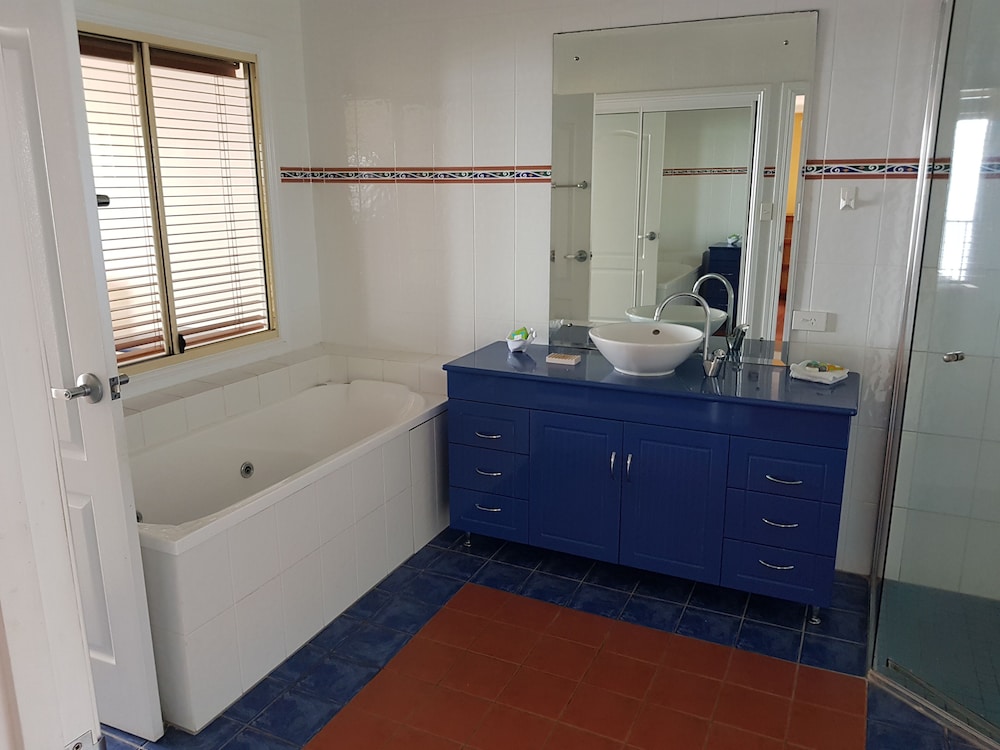 Rose Bay Resort 8/70