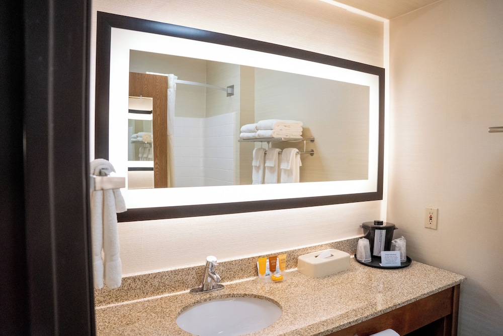 Coshocton Village Inn and Suites 68/68
