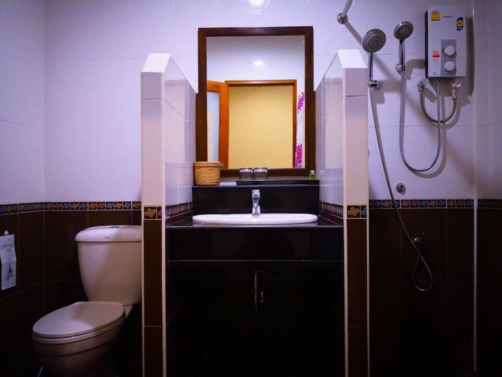 Khum Nakhon Hotel 44/47