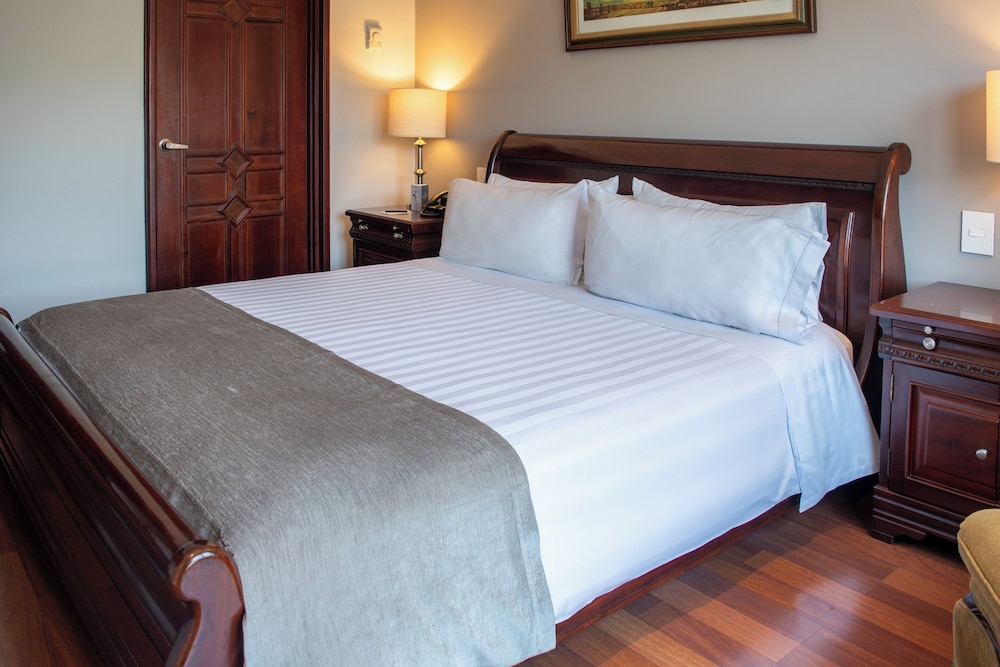 1 BEDROOM, SUITE, QUEEN BED