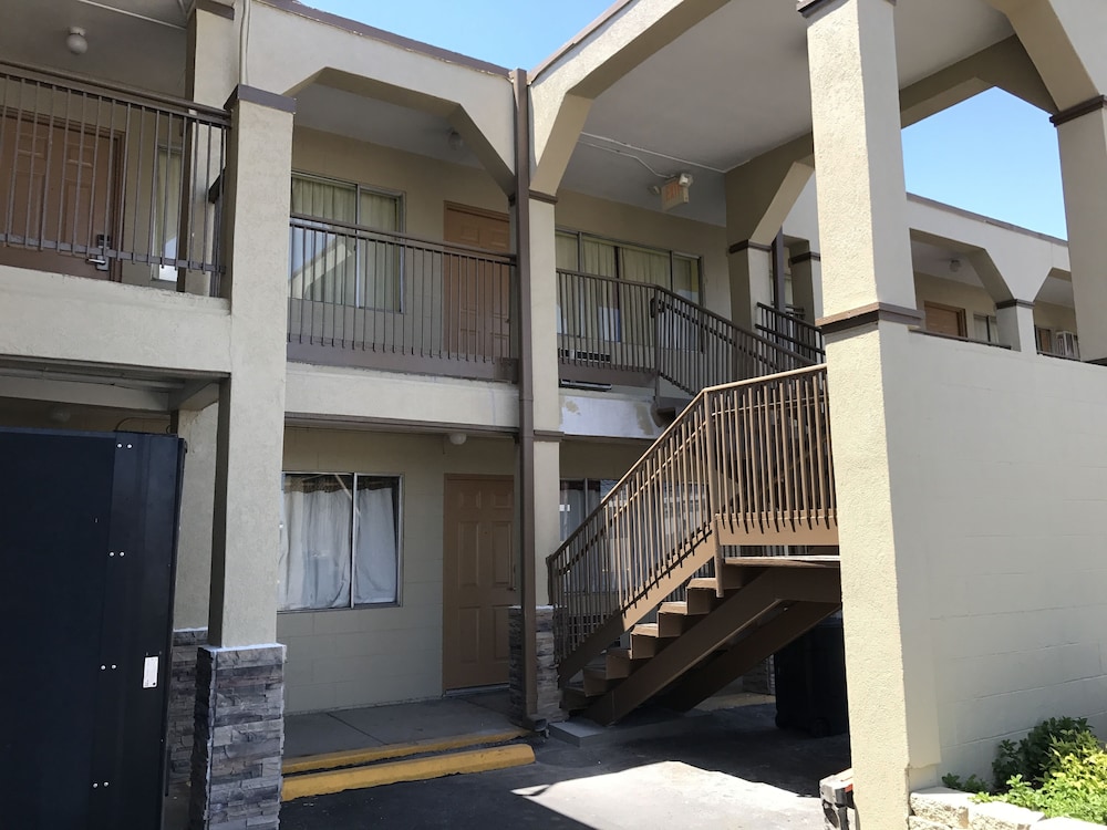 Hutchinson Inn 54/58