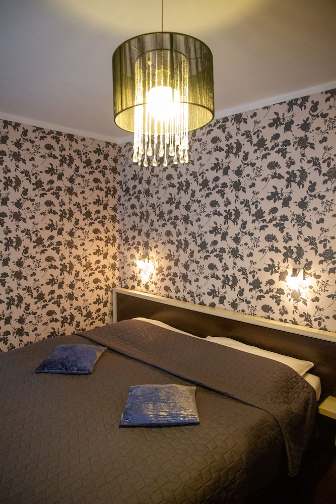 HOTEL PEREGRIN 37/72