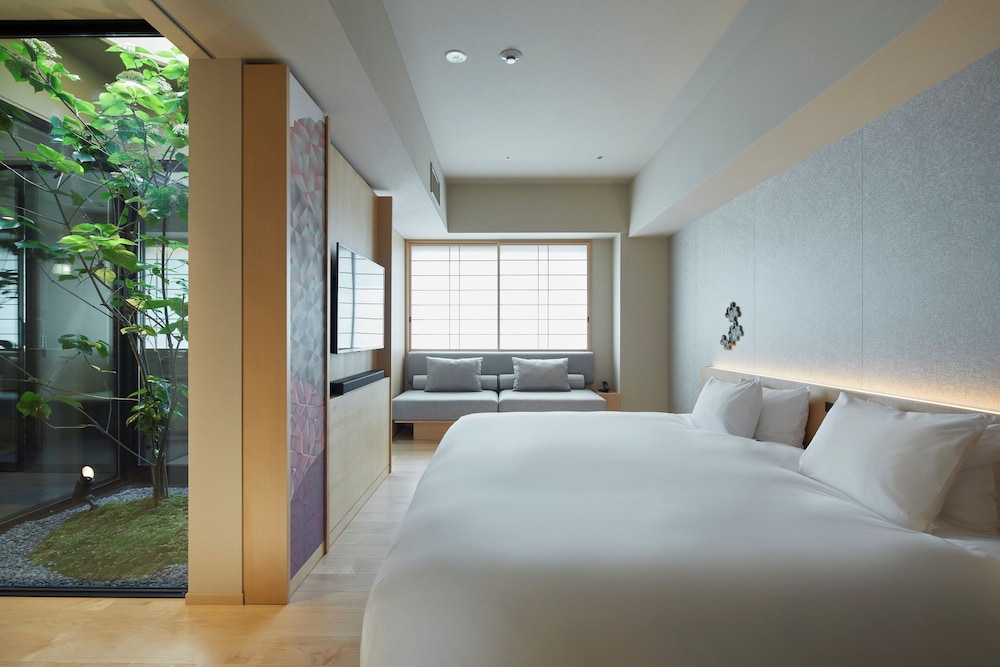 PREMIER, KING BED