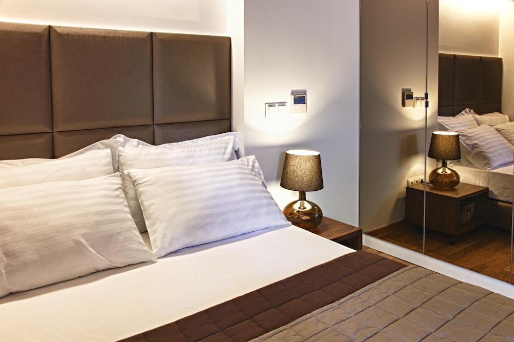 CHAKRA SUITES 7/21