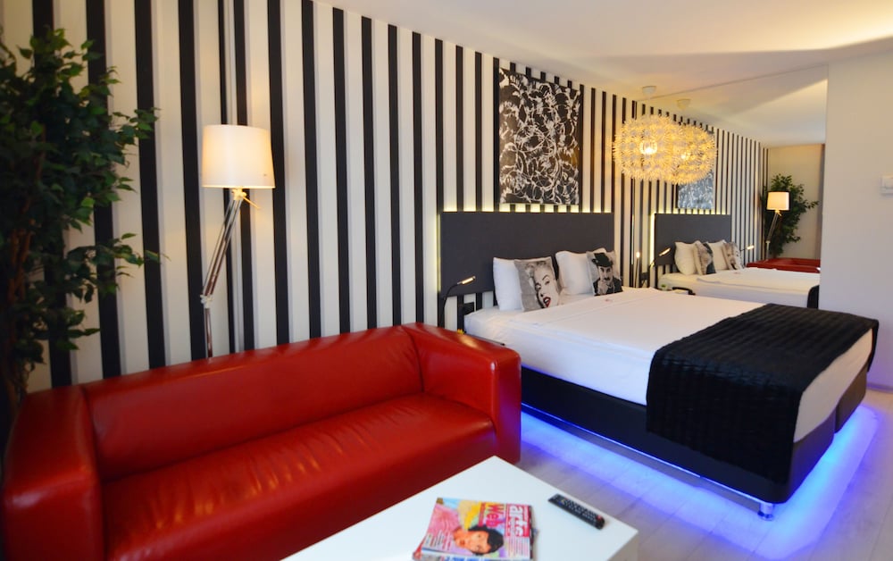 TEMPO FAIR SUITES 8/65