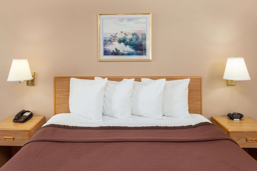 Days Inn By Wyndham Charleston 4/13