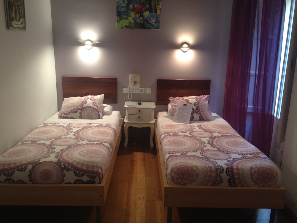 DELUXE, TWIN BEDS, CITY VIEW