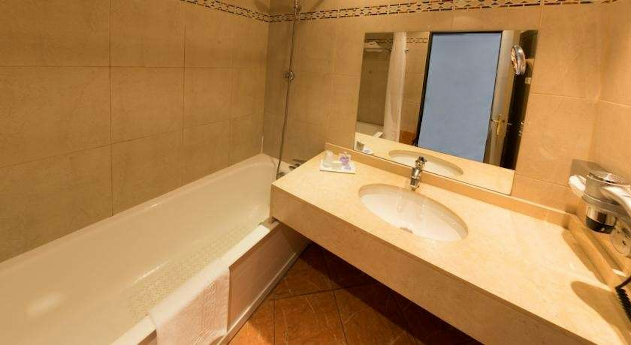Ariane Hotel 40/40