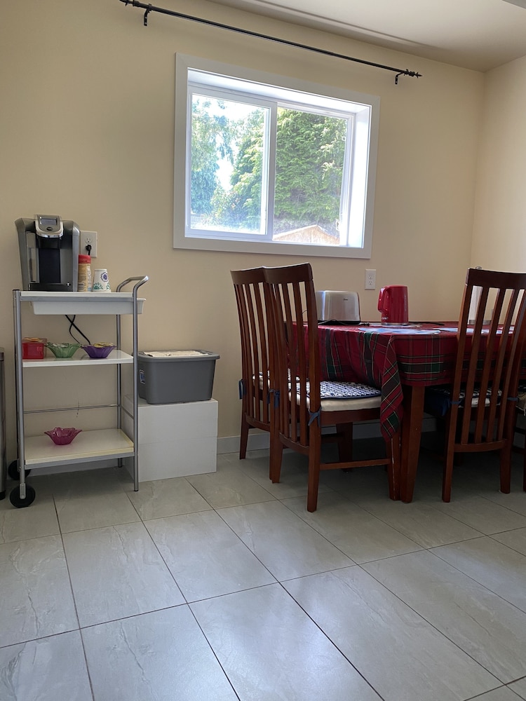 YVR Vickies Bed and Breakfast 41/57