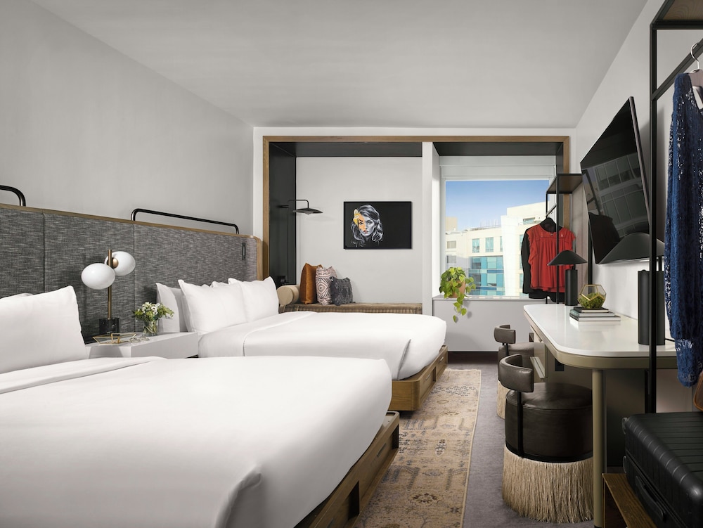 Standard, 2 Queen Beds, City View, Bath and Shower