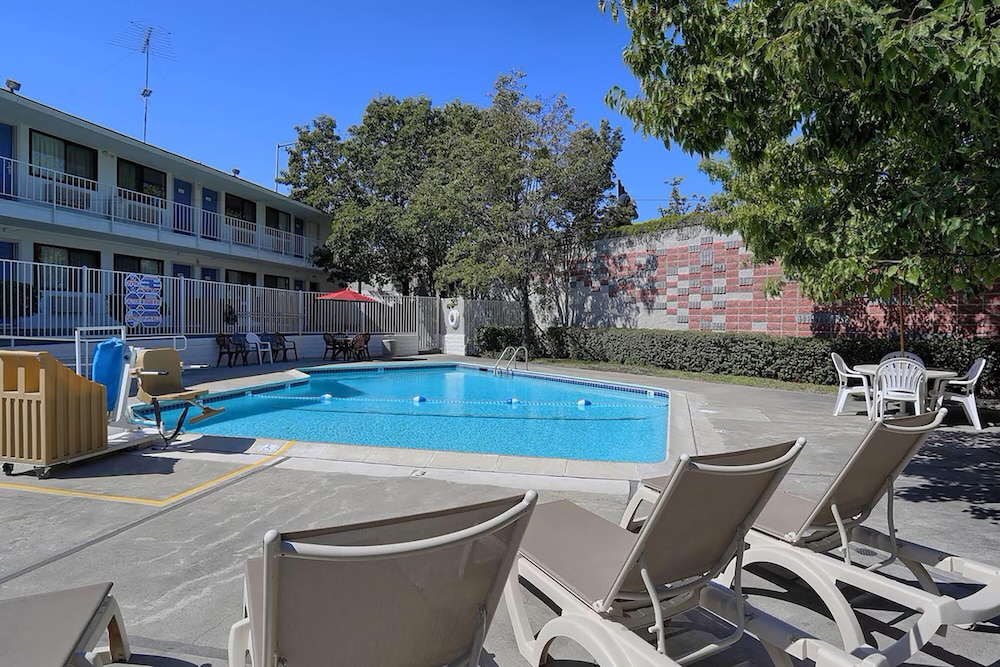 Super 8 by Wyndham Walnut Creek 33/35