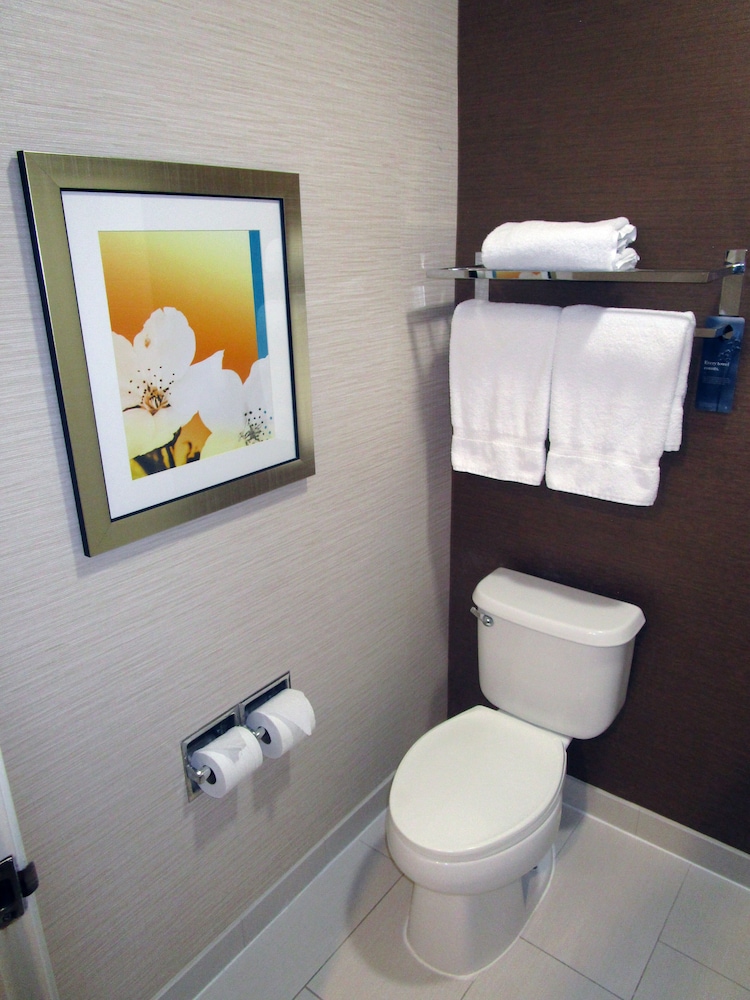 Fairfield Inn Suites Denver Tech Center South 17/33