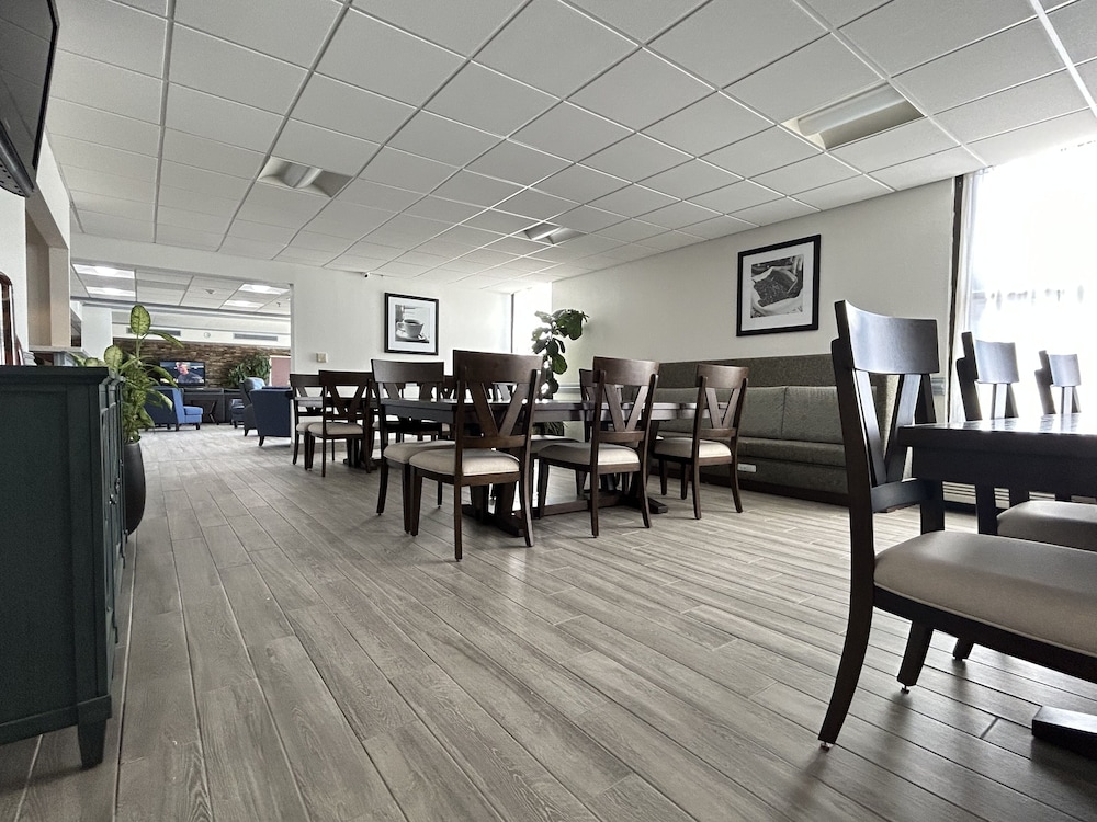 Clarion Inn and Suites Grand Rapids Airport 44/63