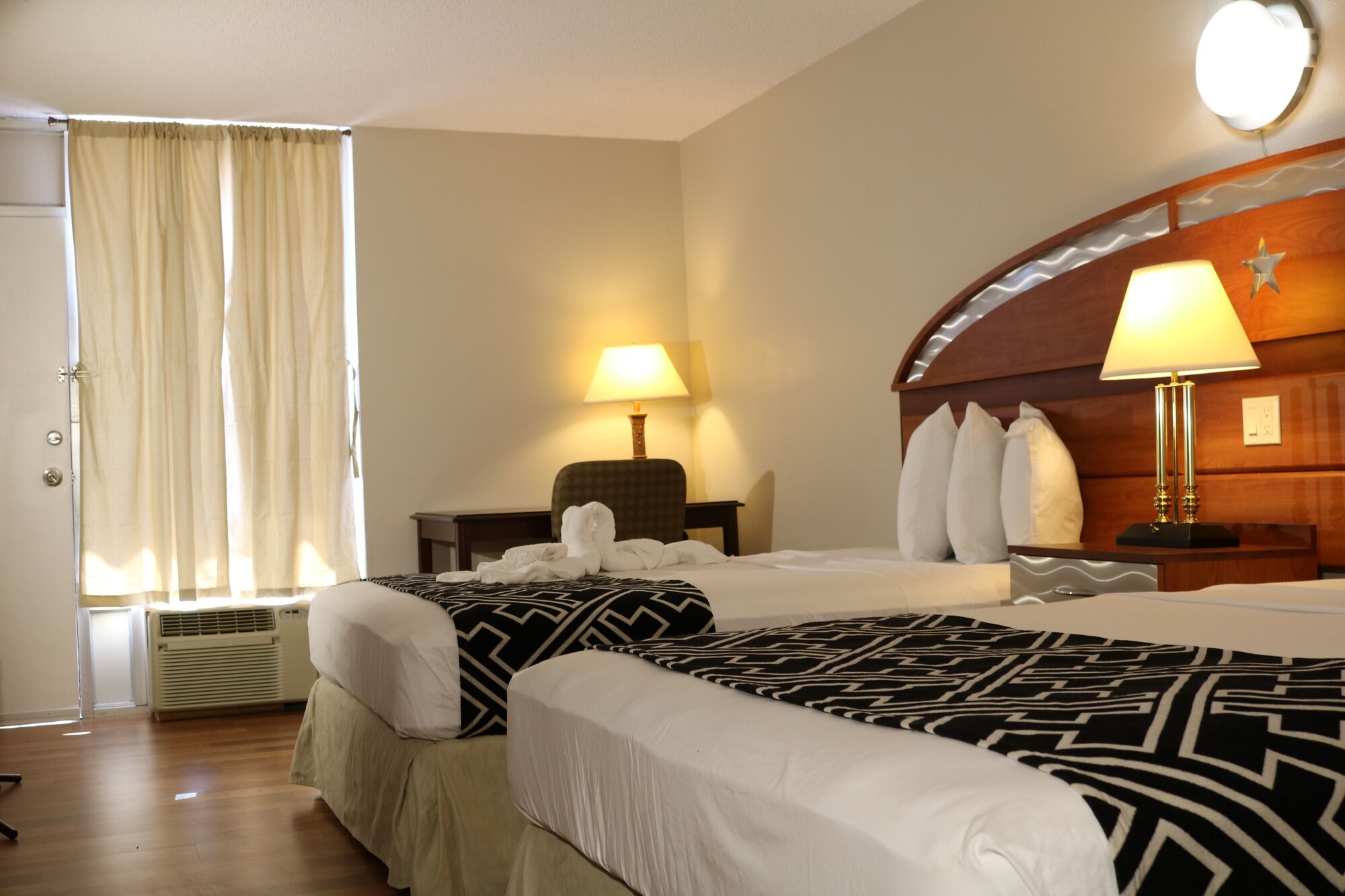 STANDARD, 2 QUEEN BEDS