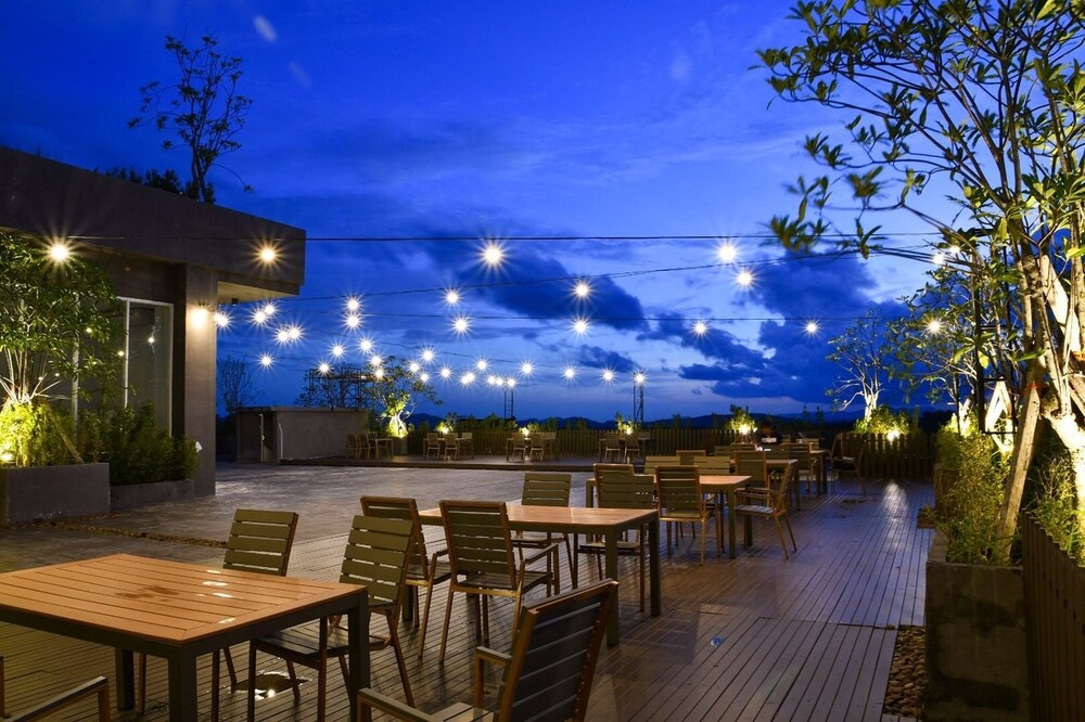 The Vista Hotel 3/47