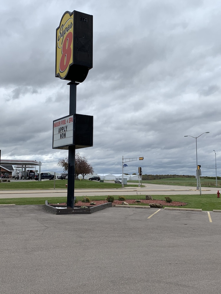 Super 8 by Wyndham Watertown WI 28/49