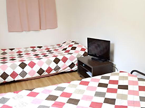 STANDARD, SHARED BATHROOM