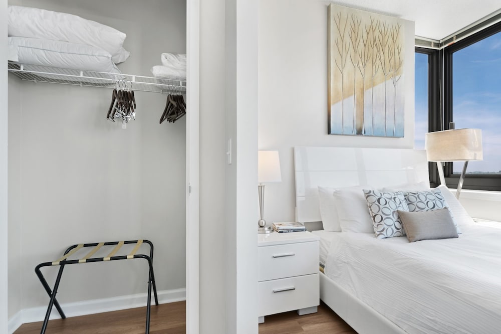 Global Luxury Suites Downtown Jersey City 8/71
