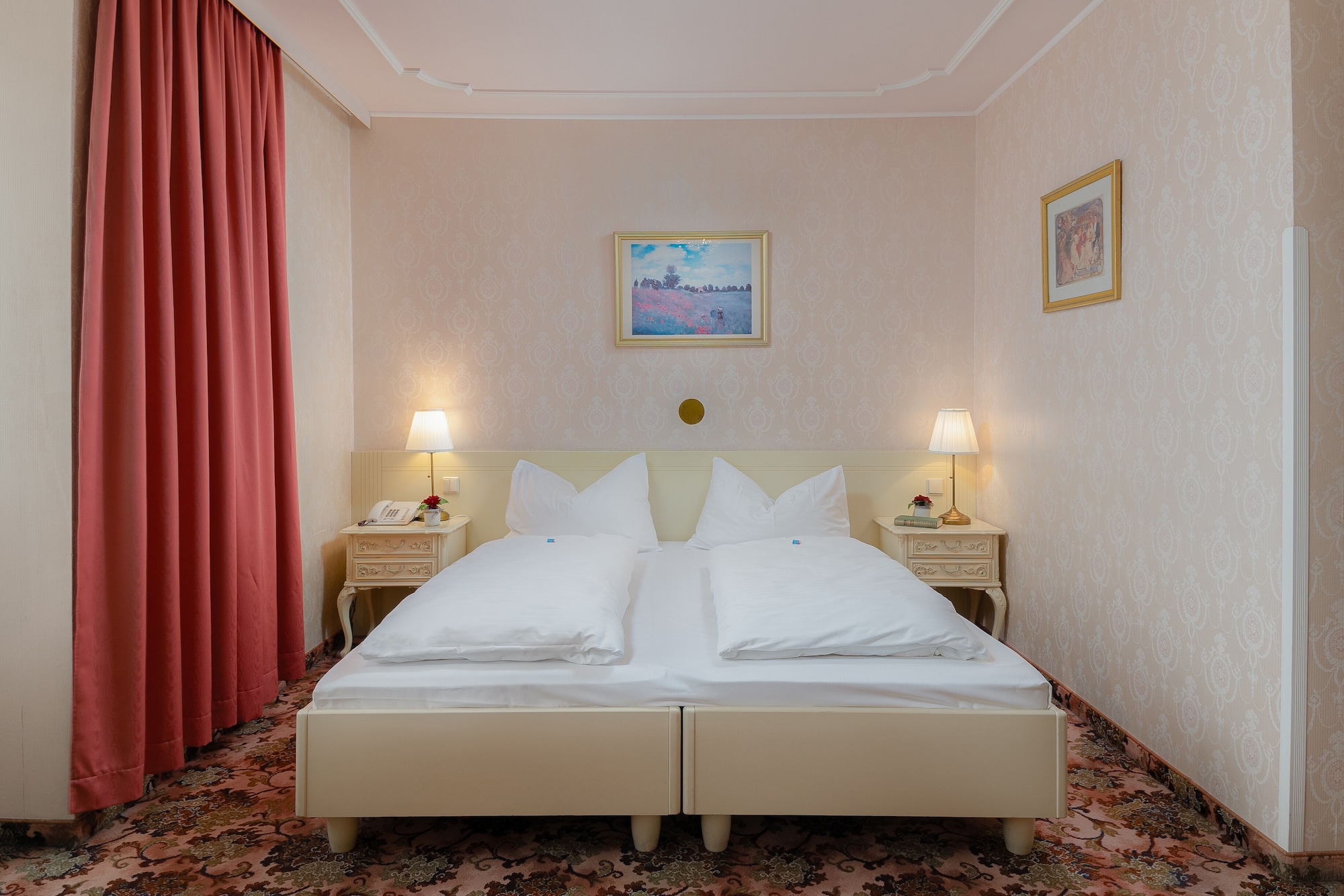 ROOM, DOUBLE BED