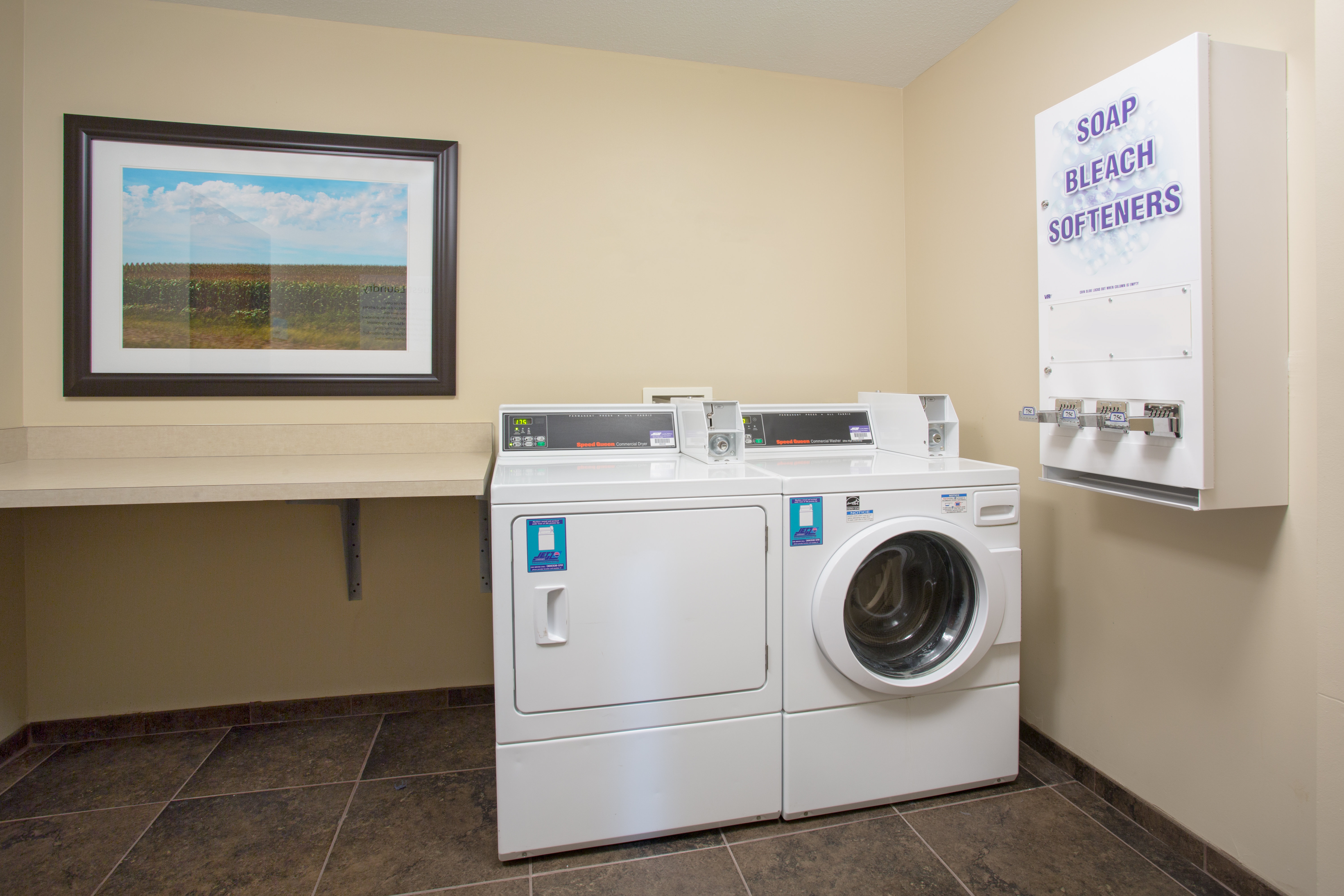 Holiday Inn Express Hotel Suites Concordia Us81 54/59