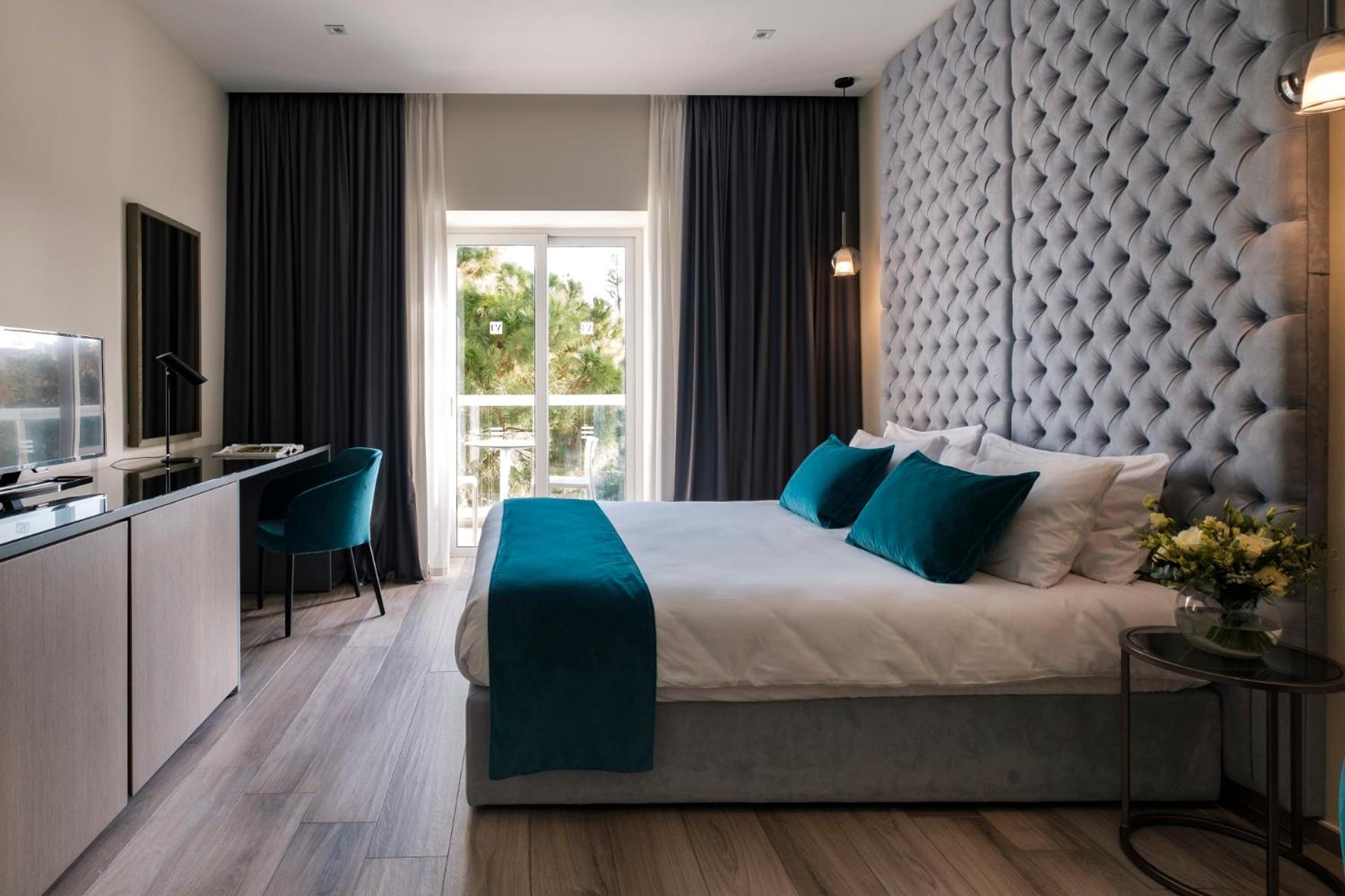 Superior, Queen Bed, Valley View