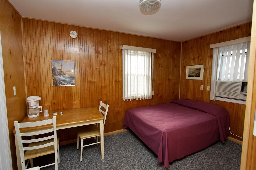Boardwalk Sand & Surf Inn Oceanfront 15/55