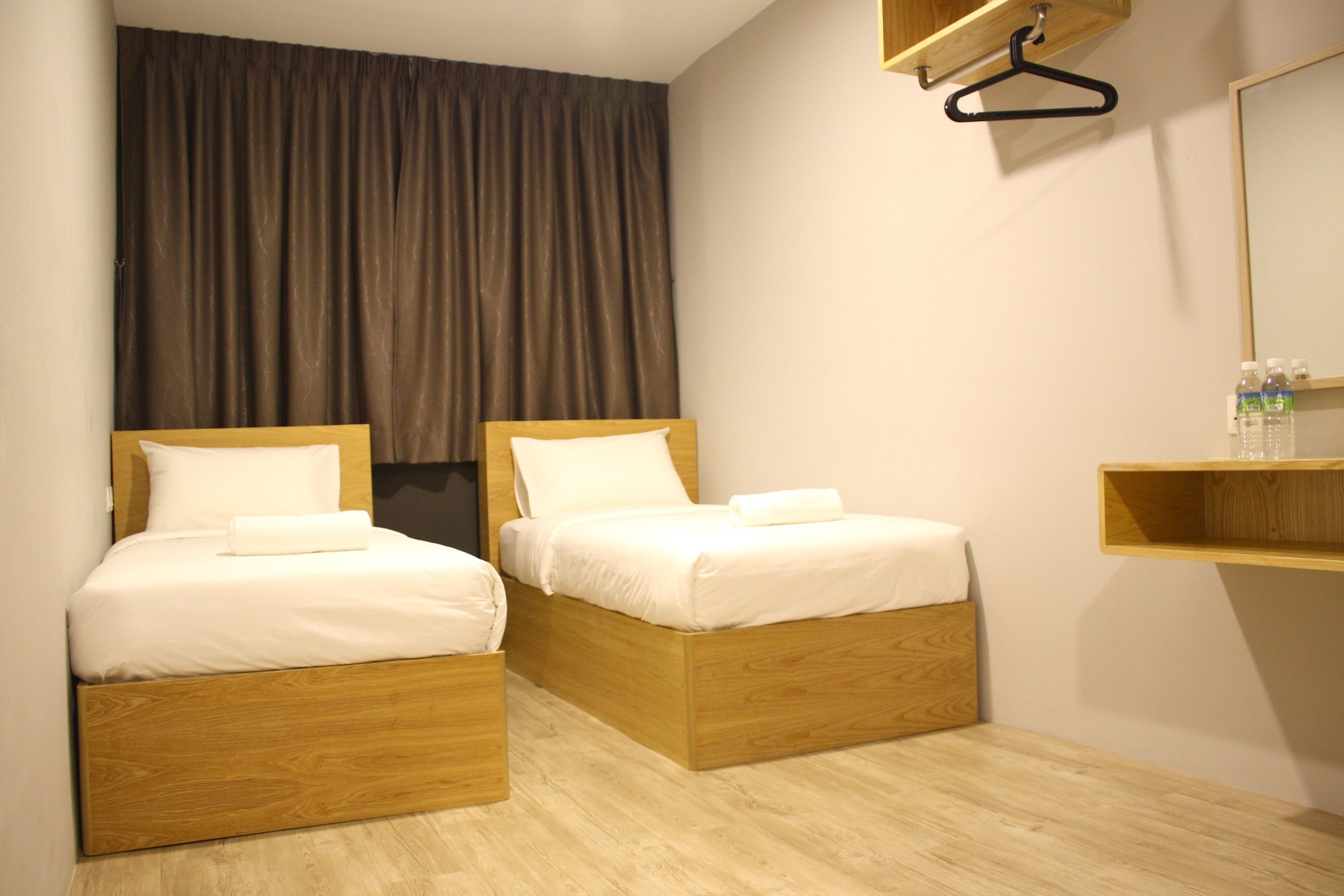 غرفة بسريرين منفصلين