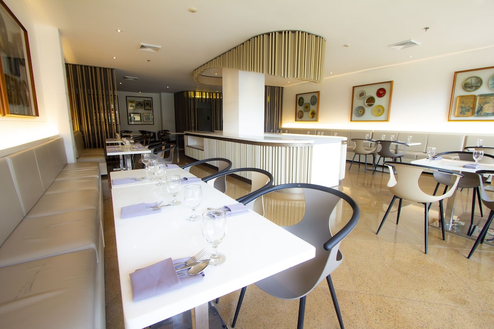 Crown Regency Suites Mactan 56/74