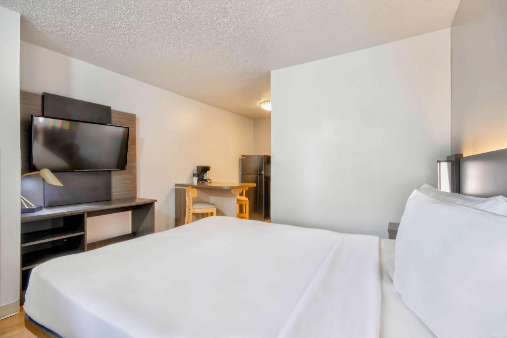 1 Queen Bed Micfridge, Smoking