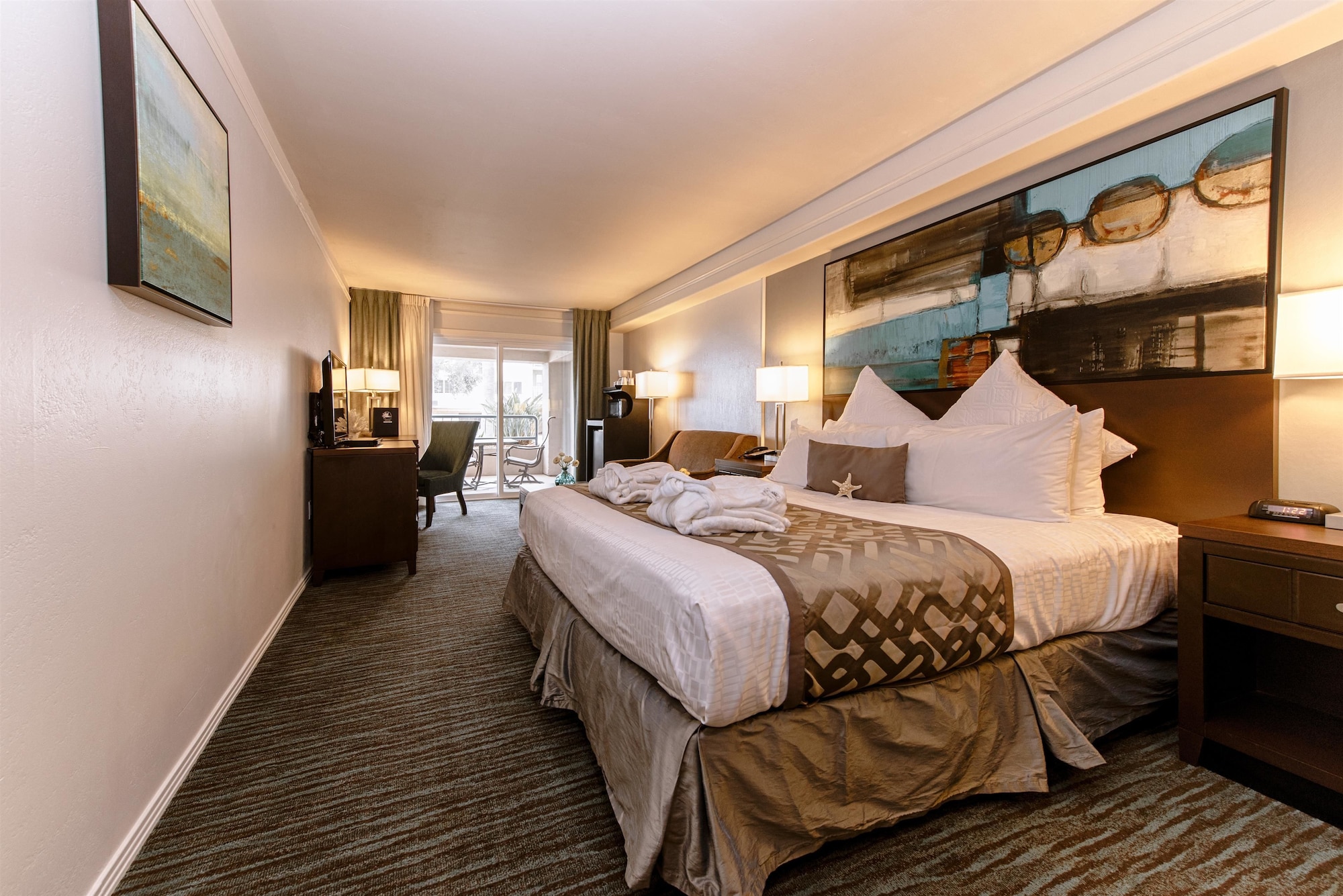 STANDARD, KING BED, PARTIAL SEA VIEW, PATIO