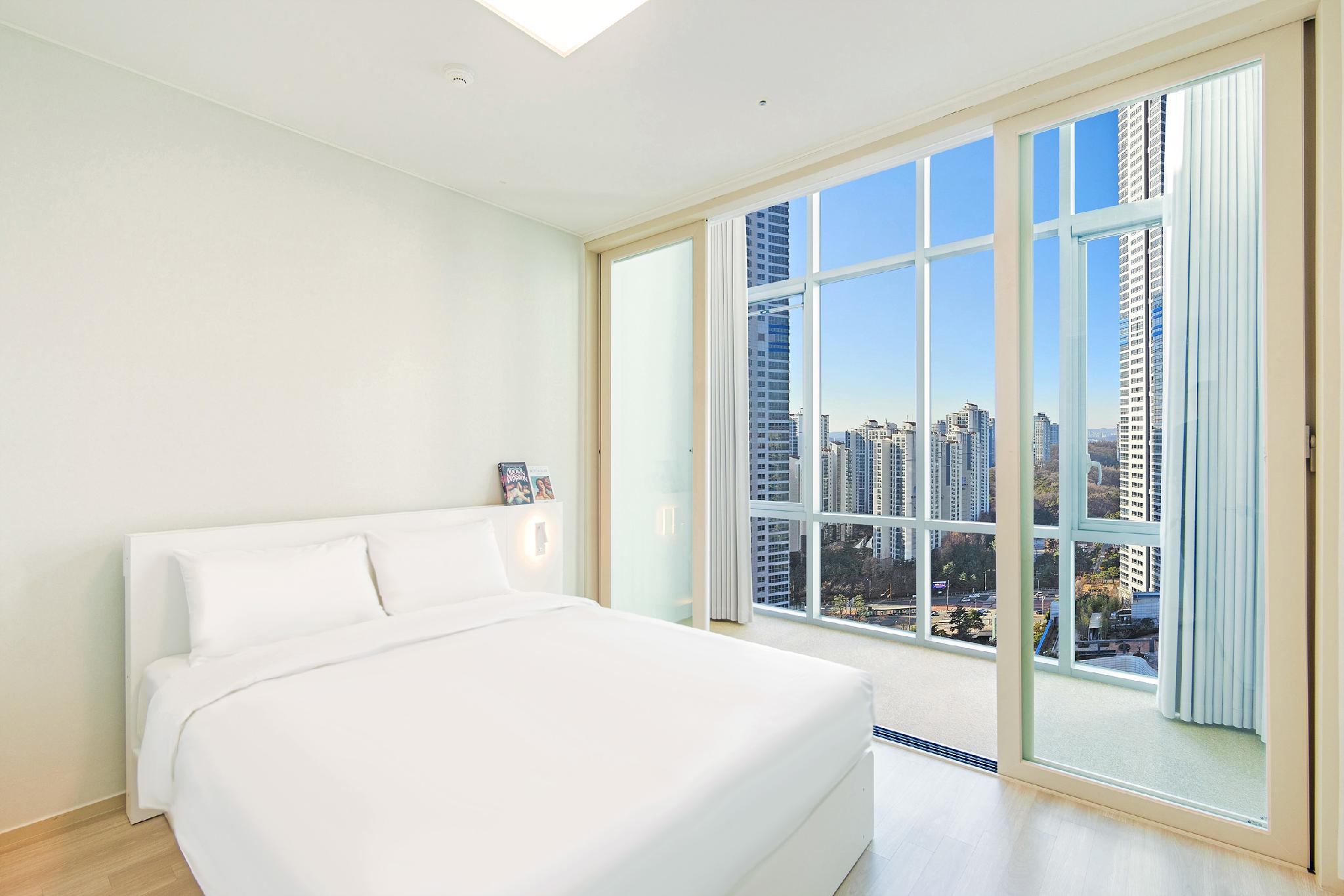 Zenith, Suite, 1 Queen and 1 Single Bed, Kitchen